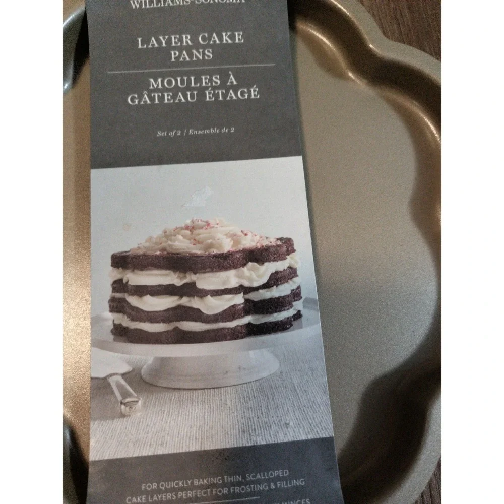 Williams Sonoma  Thin Scalloped Layer Cake Pan Set (2 pans) New